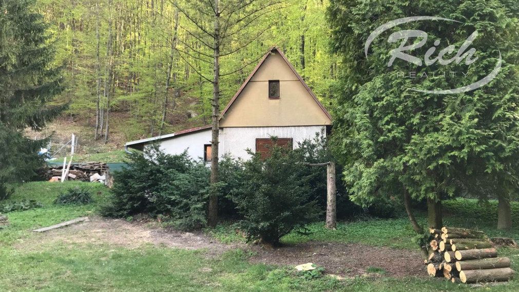 Chata s veľkým pozemkom pod lesom na Bukovej.