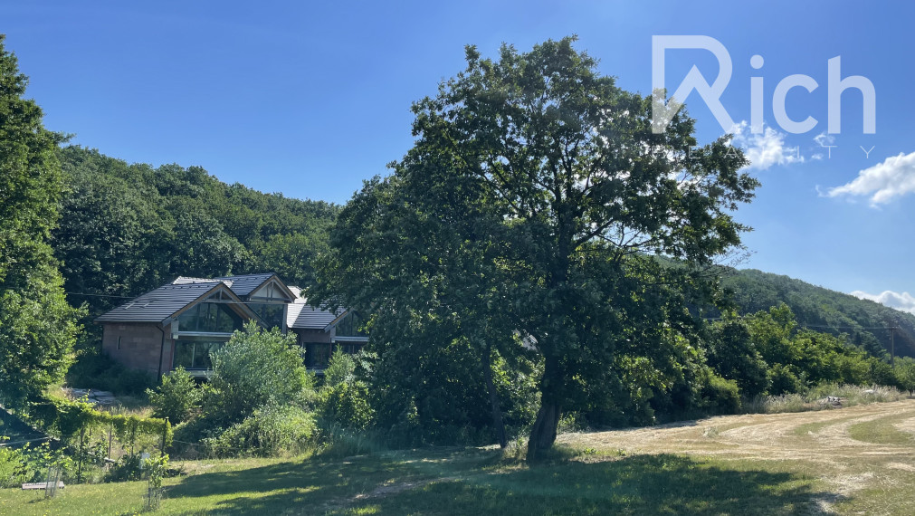 Nevšedná nehnuteľnosť na rekreáciu, alebo trvalé bývanie v podhorí Malých Karpát.