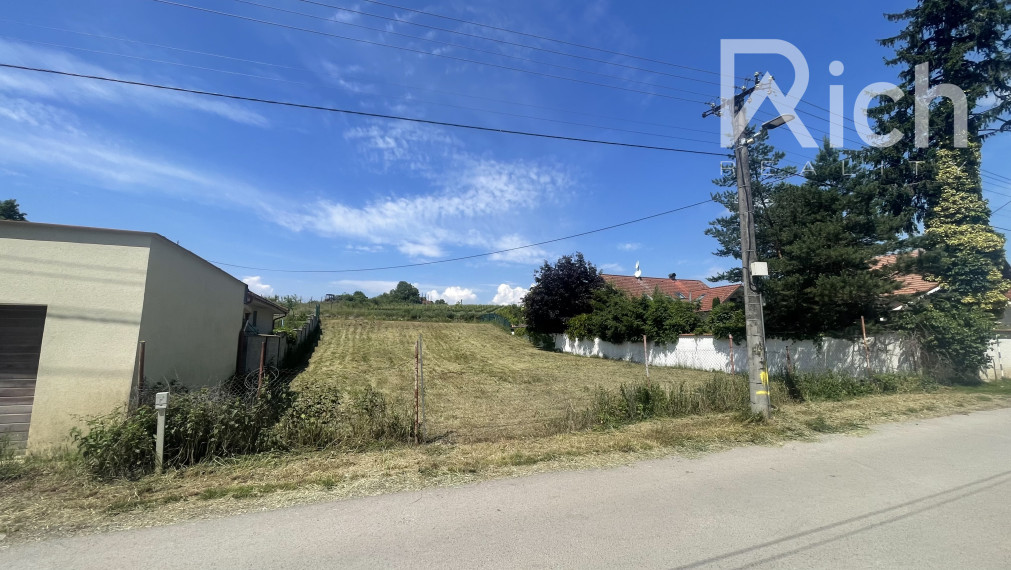 Výnimočný slnečný pozemok  916 m2 v tichej časti obce Suchá nad Parnou.