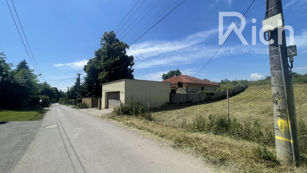 Výnimočný slnečný pozemok  916 m2 v tichej časti obce Suchá nad Parnou.