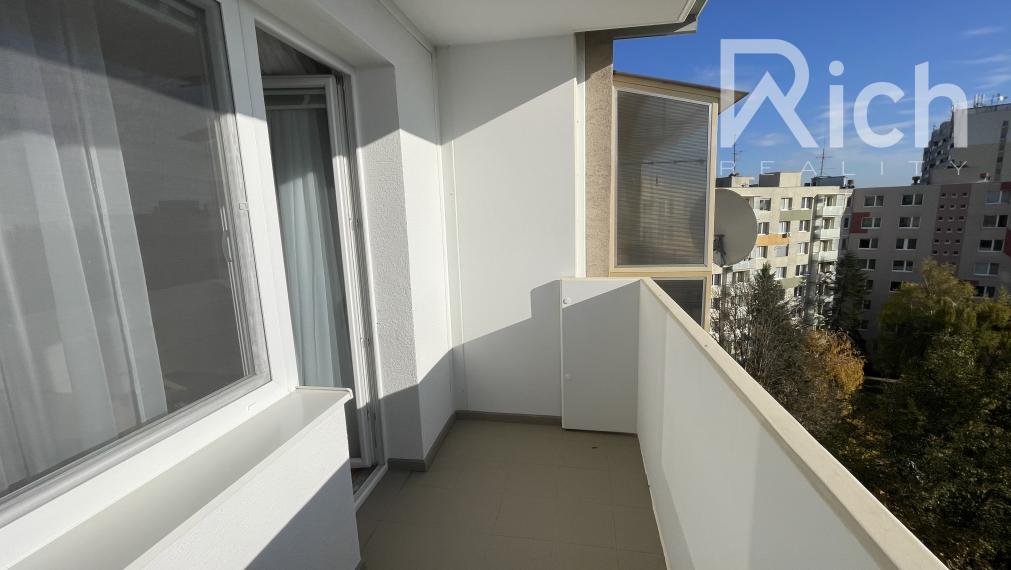 Zariadený 1 izb.byt po celkovej rekonštrukcii s lódžiou