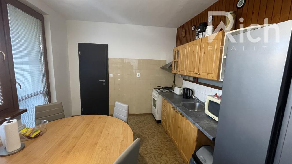 Zariadený pekný 3 izb.byt s lódžiou na Družbe v Trnave.