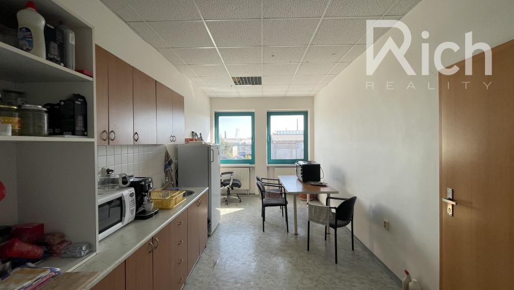 Kancelárske priestory na samostatnom 1.posch. polyfunkčnej budovy.