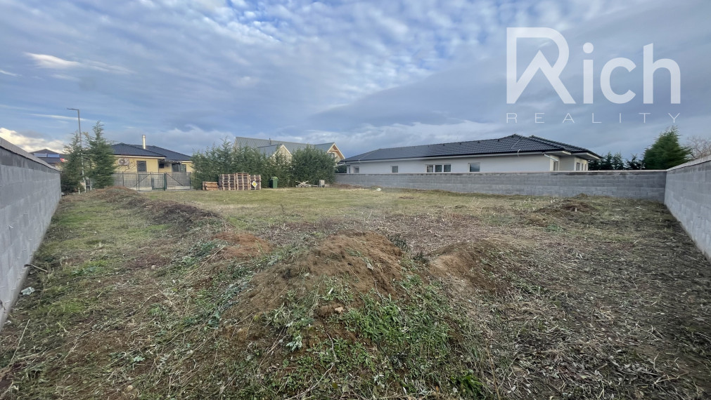 Pekný slnečný a široký pozemok vo Zvončíne pri Trnave.