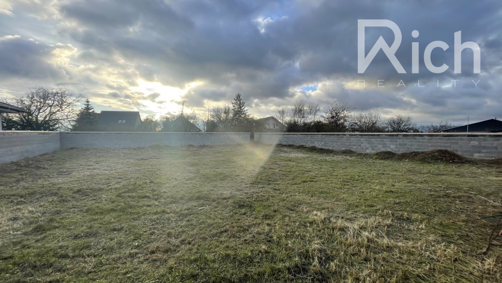 Pekný slnečný a široký pozemok vo Zvončíne pri Trnave.