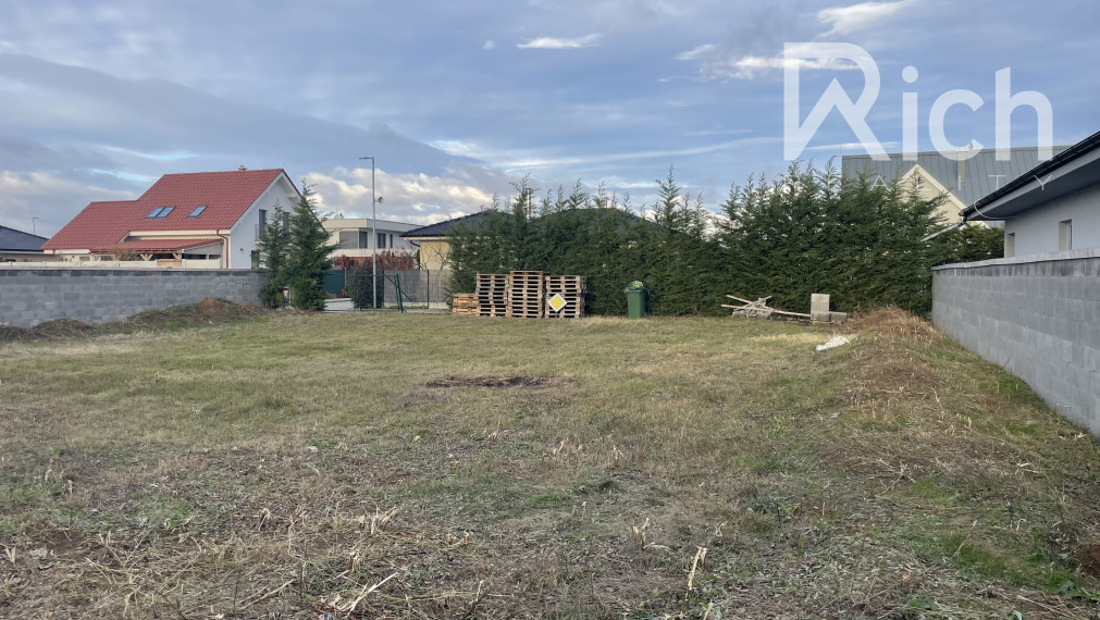 Pekný slnečný a široký pozemok vo Zvončíne pri Trnave.