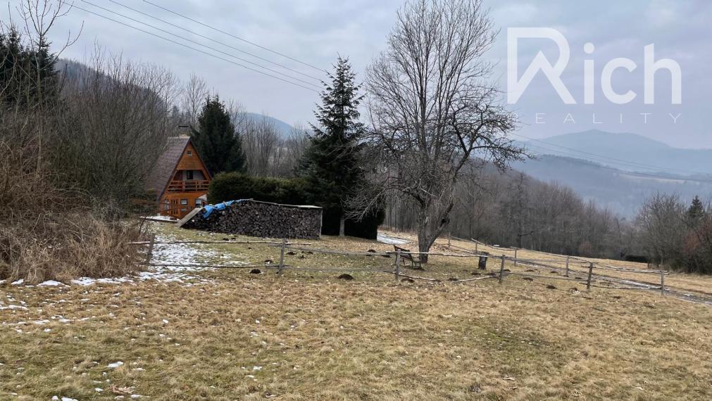 Rekreačná chata v peknom podhorskom prostredí na lazoch neďaleko Detvy.