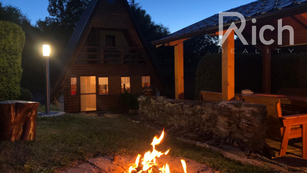 Rekreačná chata v peknom podhorskom prostredí na lazoch neďaleko Detvy.