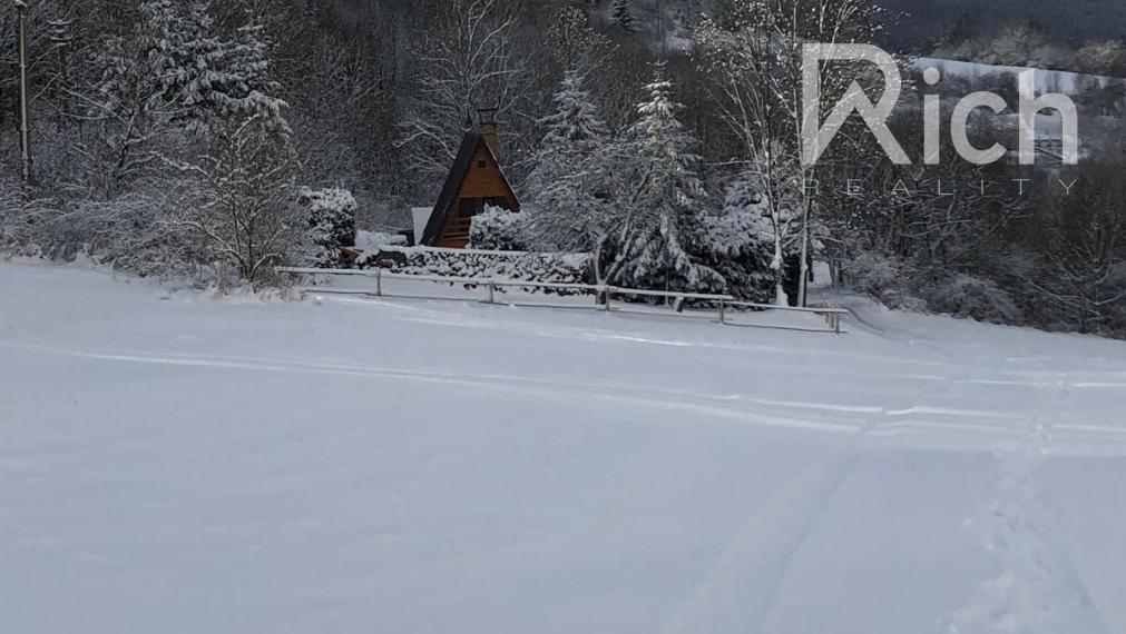 Rekreačná chata v peknom podhorskom prostredí na lazoch neďaleko Detvy.