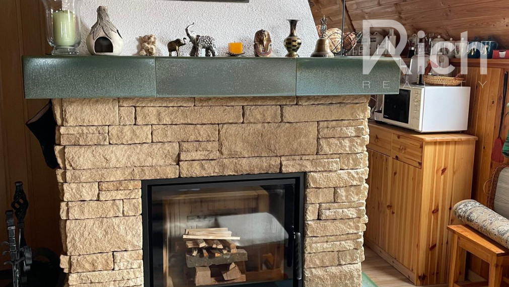 Rekreačná chata v peknom podhorskom prostredí na lazoch neďaleko Detvy.