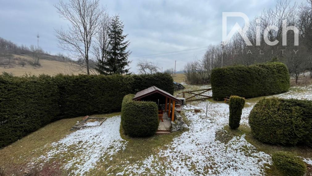 Rekreačná chata v peknom podhorskom prostredí na lazoch neďaleko Detvy.