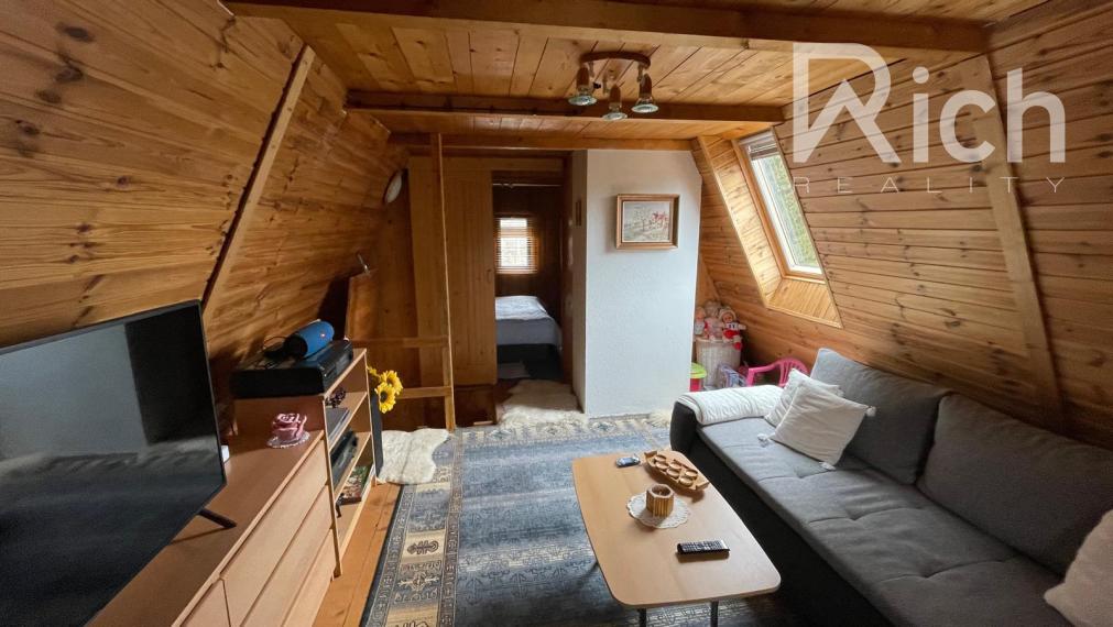 Rekreačná chata v peknom podhorskom prostredí na lazoch neďaleko Detvy.