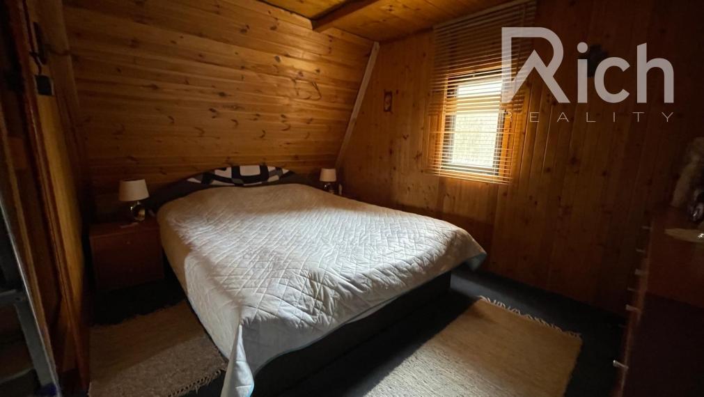 Rekreačná chata v peknom podhorskom prostredí na lazoch neďaleko Detvy.