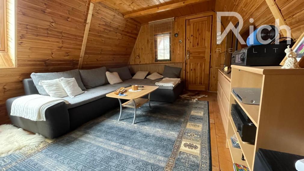 Rekreačná chata v peknom podhorskom prostredí na lazoch neďaleko Detvy.