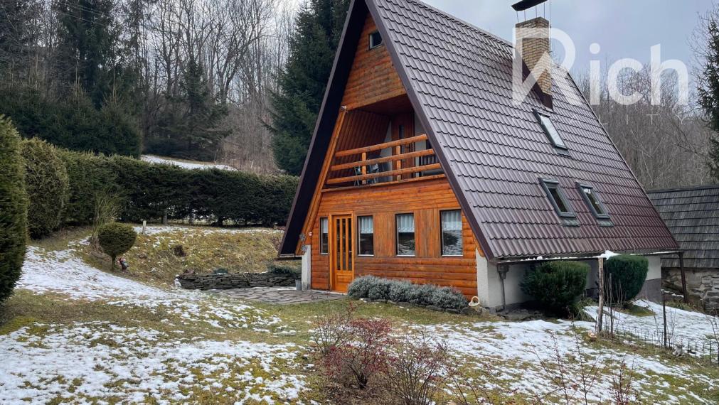 Rekreačná chata v peknom podhorskom prostredí na lazoch neďaleko Detvy.