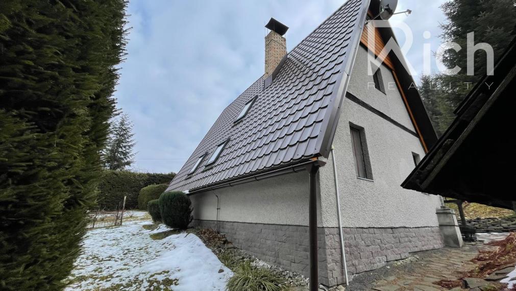 Rekreačná chata v peknom podhorskom prostredí na lazoch neďaleko Detvy.