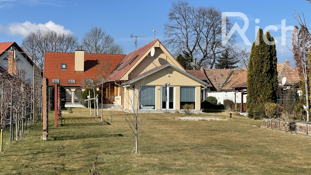 7 izbový RD s príjemnou atmosférou a veľkým pozemkom 1986 m2 v Maduniciach.