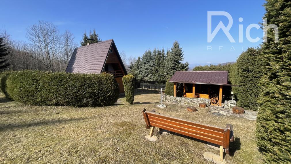 Rekreačná chata v peknom podhorskom prostredí na lazoch neďaleko Detvy.