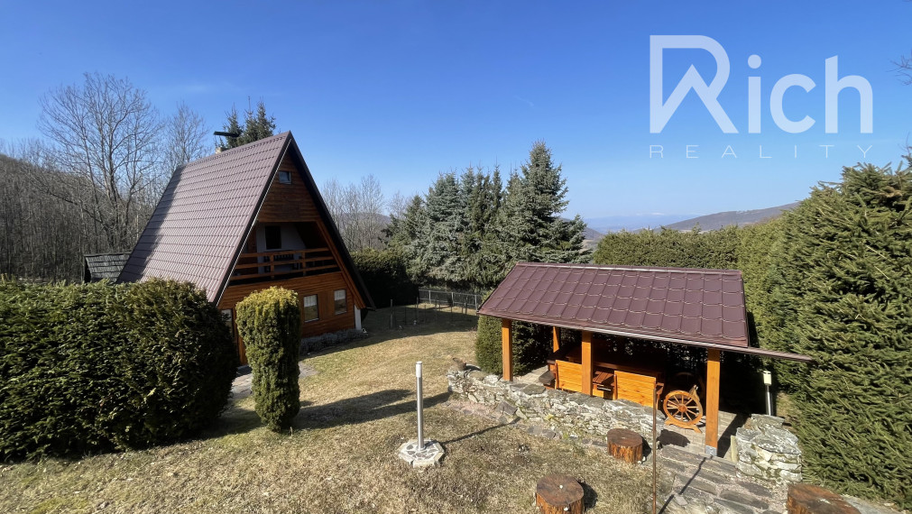 Rekreačná chata v peknom podhorskom prostredí na lazoch neďaleko Detvy.