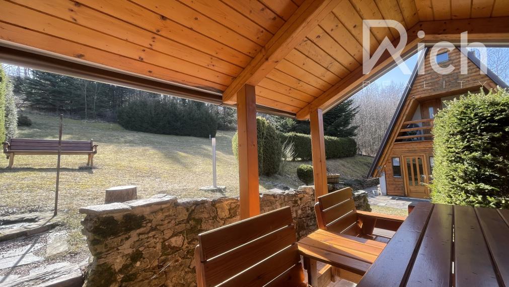 Rekreačná chata v peknom podhorskom prostredí na lazoch neďaleko Detvy.