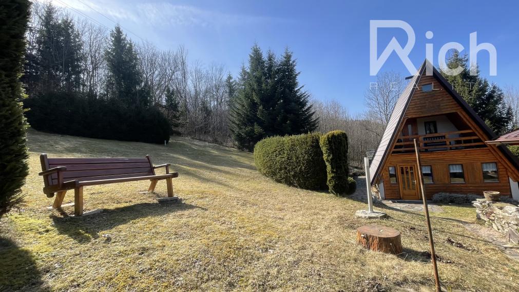 Rekreačná chata v peknom podhorskom prostredí na lazoch neďaleko Detvy.