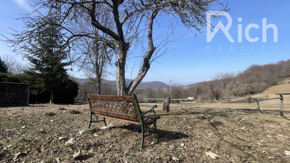 Rekreačná chata v peknom podhorskom prostredí na lazoch neďaleko Detvy.