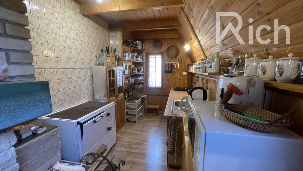 Rekreačná chata v peknom podhorskom prostredí na lazoch neďaleko Detvy.