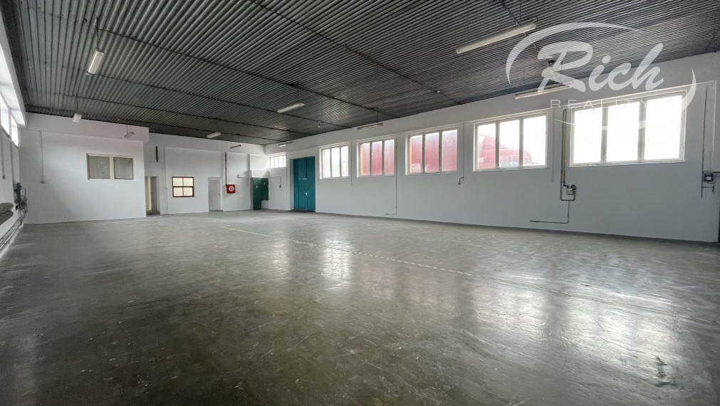 Výrobno skladová hala 310 m2 so zázemím a  bezproblémovým parkovaním v Trnave.