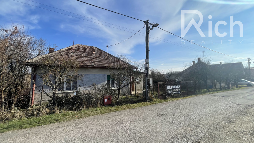 Pekný široký 35 m.pozemok s RD v Suchej nad Parnou.