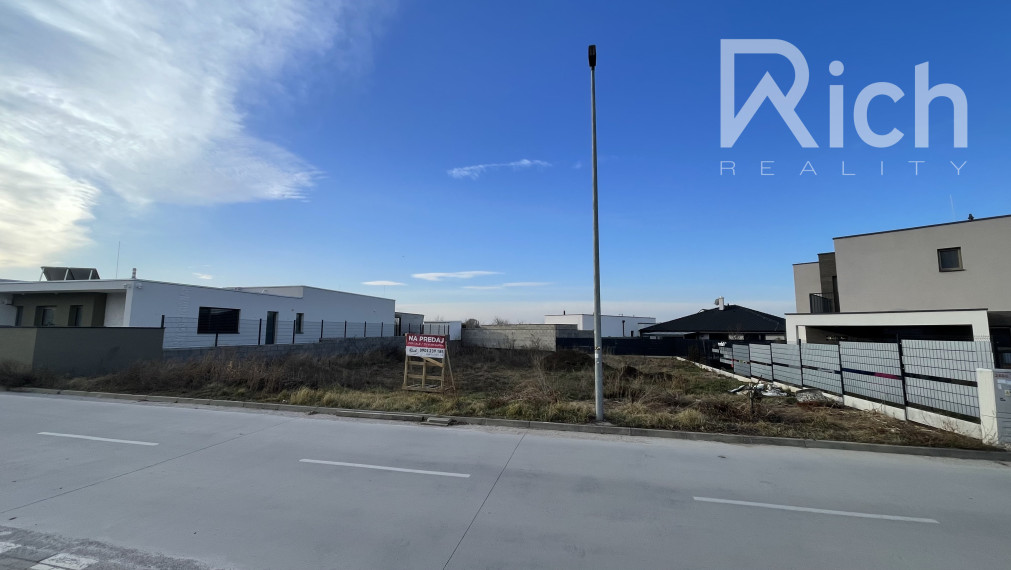 Slnečný a široký stavebný pozemok vo vyhľadávanej časti Trnavy- Kamenný mlyn