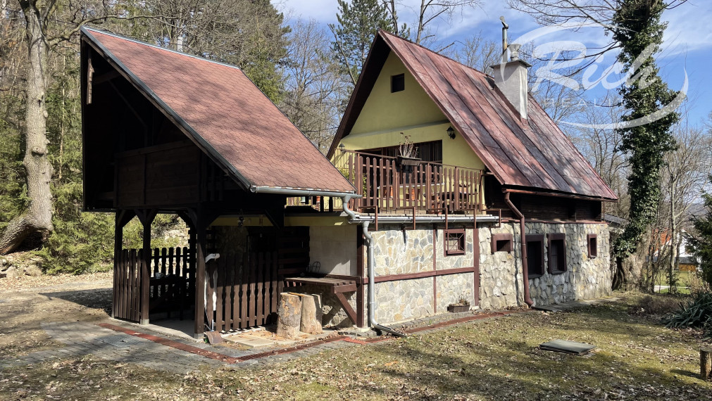Útulná chata v príjemnom a tichom lesnom prostredí s poz.580 m2 na Bukovej.