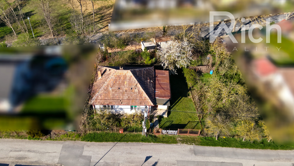 Rodinný dom s pekným širokým 35 m. pozemkom v Suchej nad Parnou.