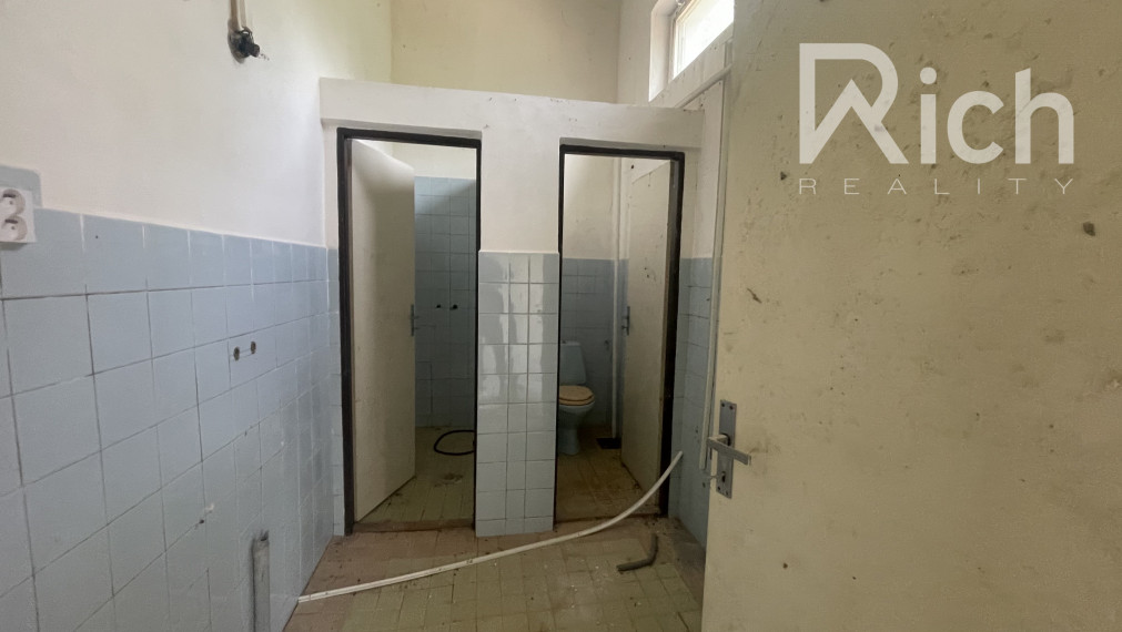 Predaj budovy vhodnej na sklad, malú výrobu, alebo aministratívu pri Dubovanoch.