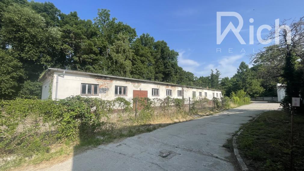Predaj budovy vhodnej na sklad, malú výrobu, alebo aministratívu pri Dubovanoch.