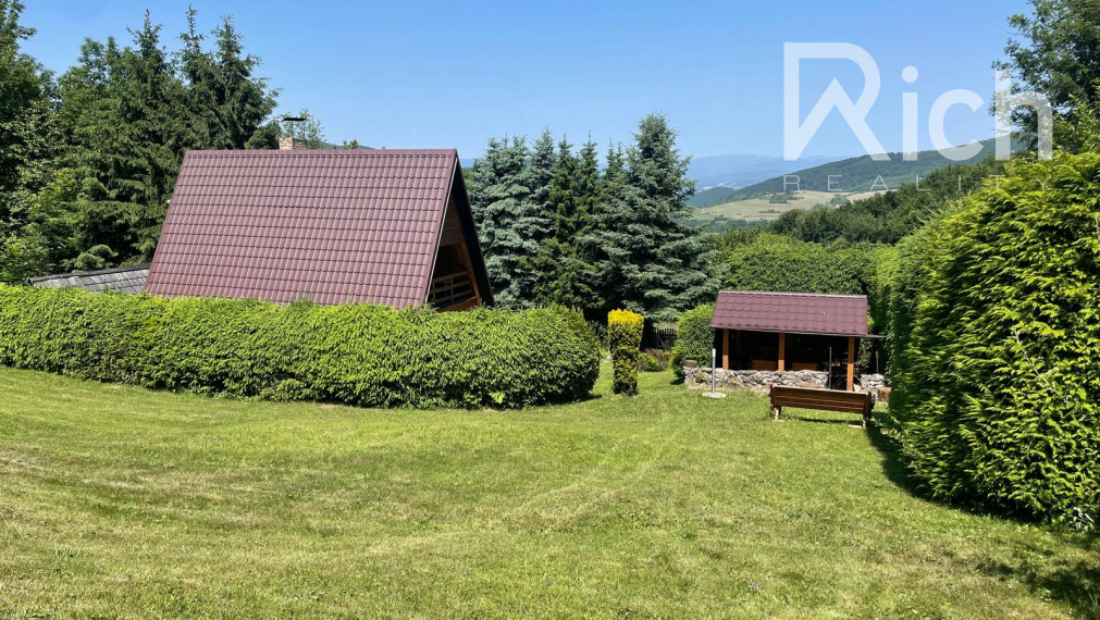 Rekreačná chata v peknom podhorskom prostredí na lazoch neďaleko Detvy.