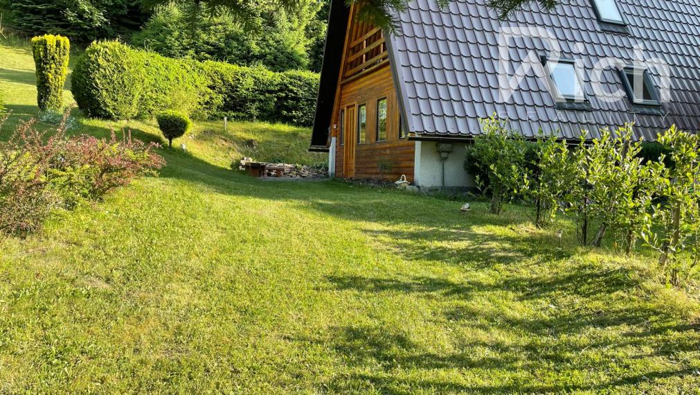 Rekreačná chata v peknom podhorskom prostredí na lazoch neďaleko Detvy.