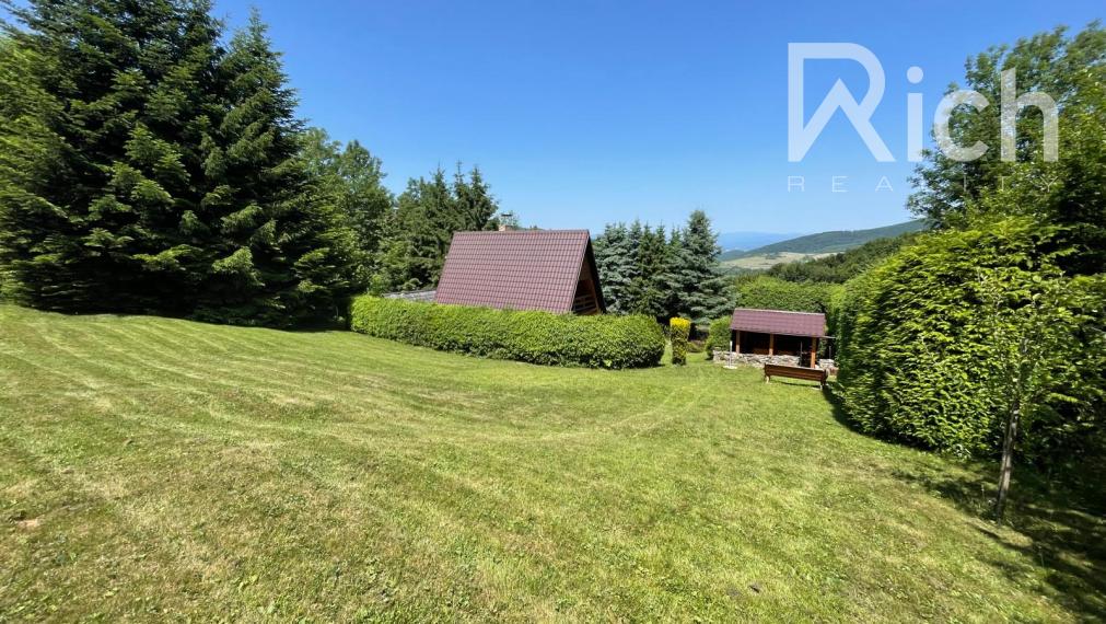 Rekreačná chata v peknom podhorskom prostredí na lazoch neďaleko Detvy.