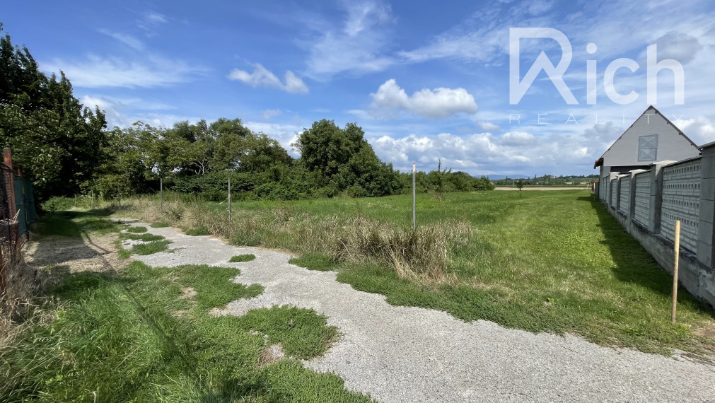 Na predaj, investičný pozemok 8337 m2 na výstavbu rodinných domov vo Zvončíne