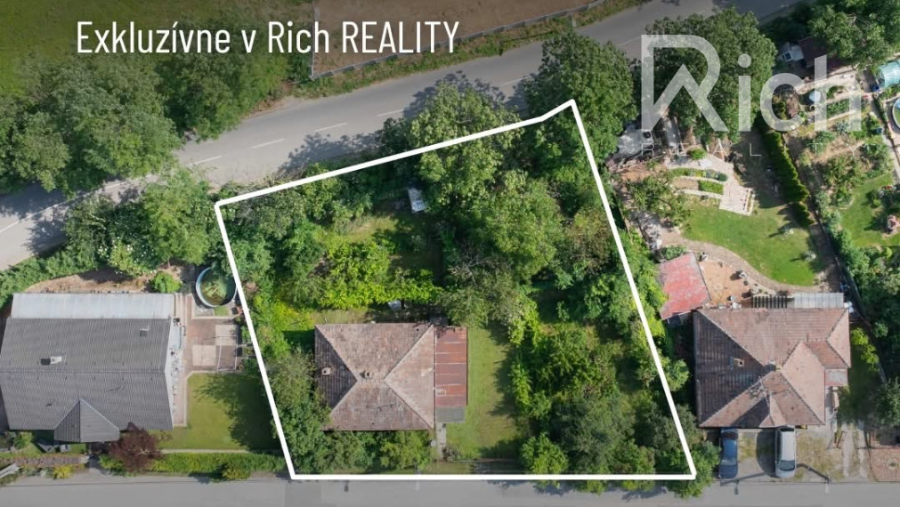 Pekný široký 35 m.pozemok s RD v Suchej nad Parnou.
