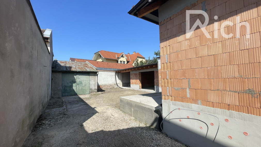 Rozostavaný RD v blízkom centre Trnavy.