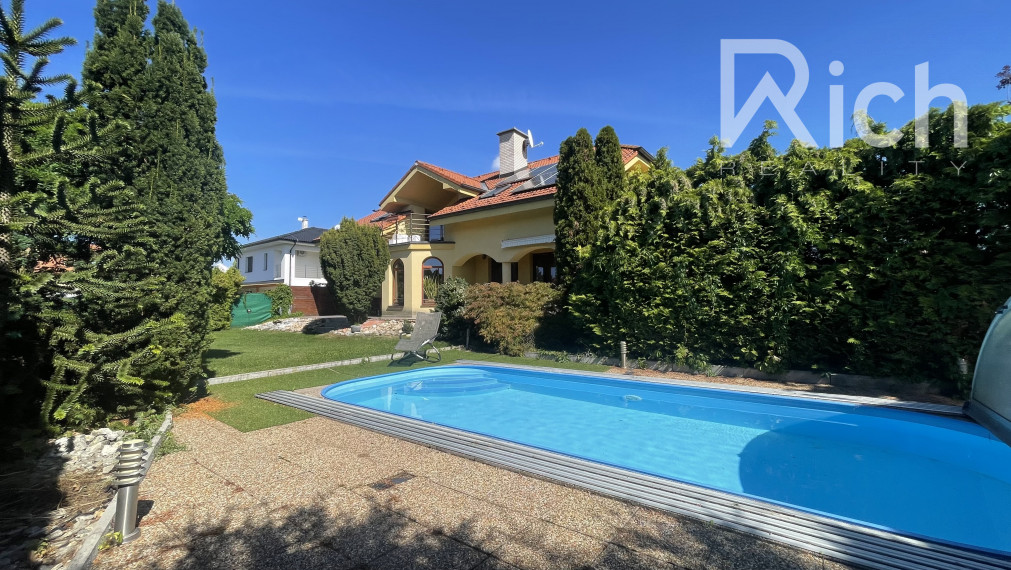 5 izbový rodinný dom s bazénom v Maduniciach