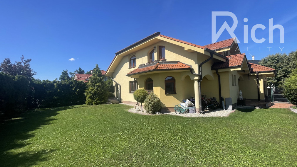 5 izbový rodinný dom s bazénom v Maduniciach