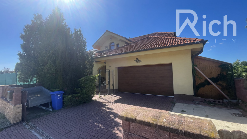 5 izbový rodinný dom s bazénom v Maduniciach