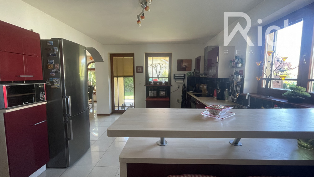 5 izbový rodinný dom s bazénom v Maduniciach