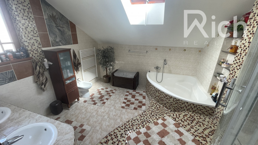 5 izbový rodinný dom s bazénom v Maduniciach