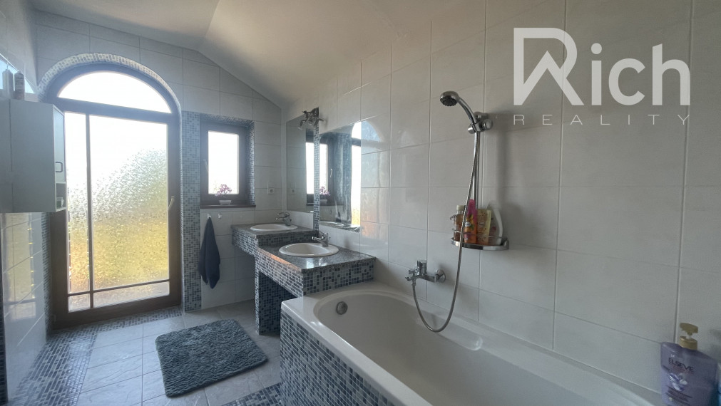 5 izbový rodinný dom s bazénom v Maduniciach