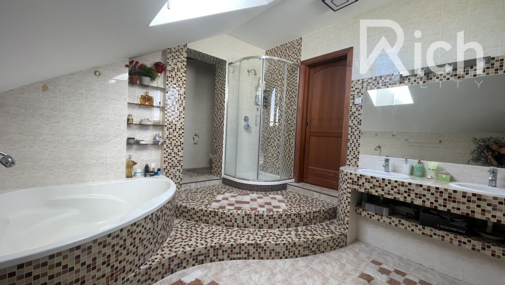 5 izbový rodinný dom s bazénom v Maduniciach