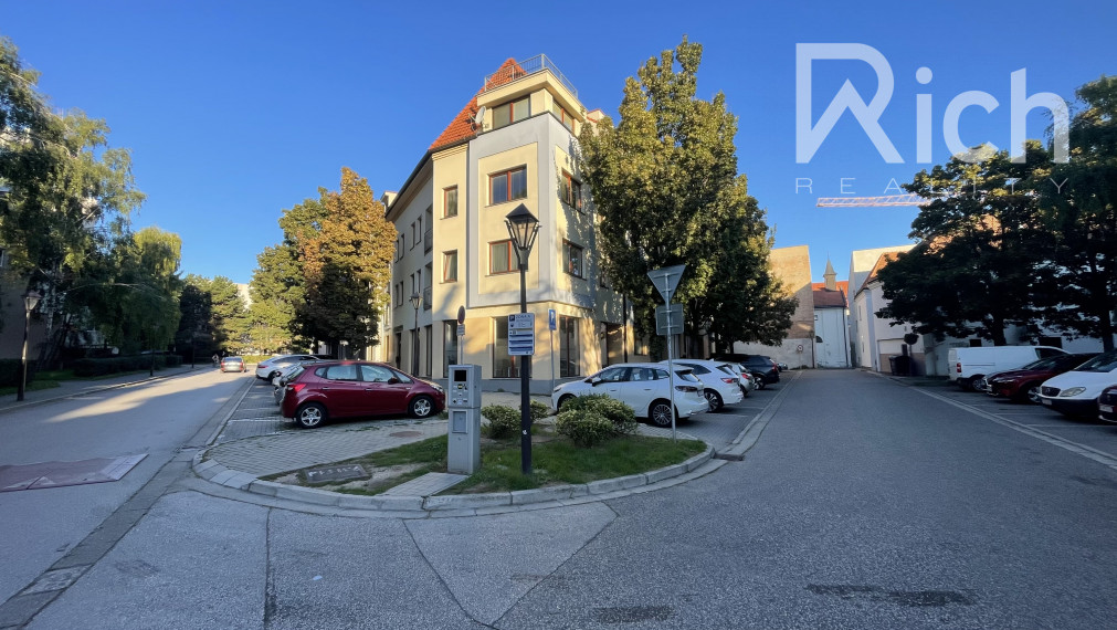 Na prenájom 2 izb.zariadený byt s balkónom a garáž. parkovaním v centre mesta Trnava.