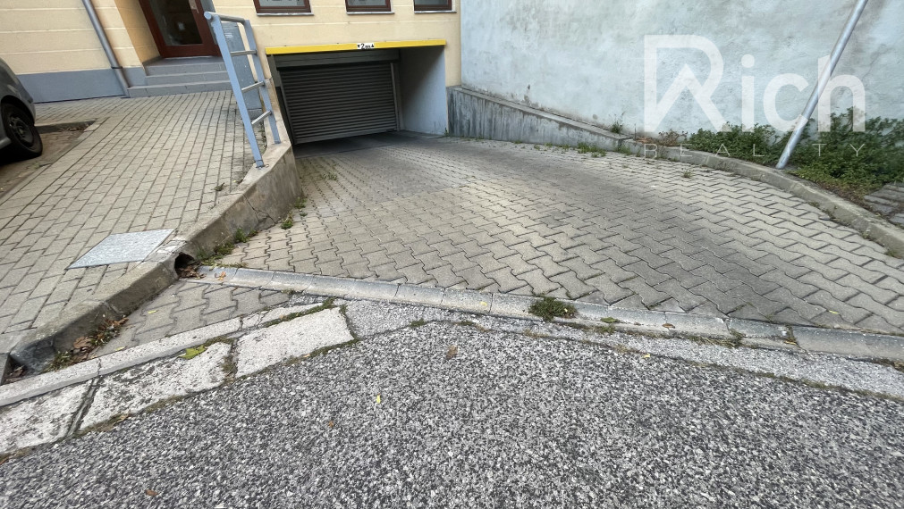Na prenájom 2 izb.zariadený byt s balkónom a garáž. parkovaním v centre mesta Trnava.