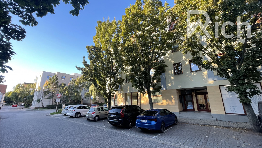 Na prenájom 2 izb.zariadený byt s balkónom a garáž. parkovaním v centre mesta Trnava.